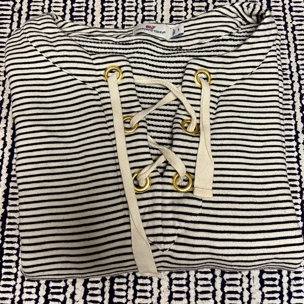 MAKE OFFER Vineyard vines lace front sweatshirt